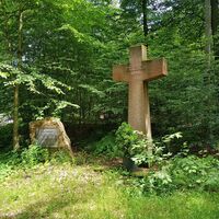 Friedenskreuz mit Gedenktafel bei Clausen