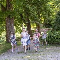 Laufende Kinder auf dem Hornberger Schlossberg