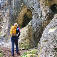 Spektakulärer Felsen mit einer Grotte