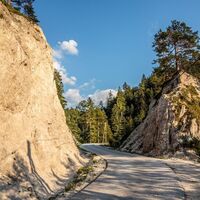 durch die Hühnermauer gehts Bergauf