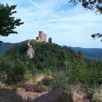 Richtung Leinsweiler mit Blick auf die Reichsburg Trifels
