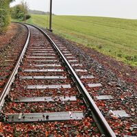 Der Weg führt direkt neben der Bahn entlang