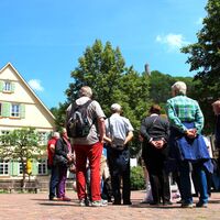 Vom Kirchplatz erblicken wir den Ödenturm am Albtrauf