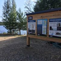 Saimaa Geopark-Wegweiser am Parkplatz Kaivanto