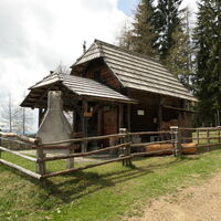 nette Hütte entlang des Abstiegs