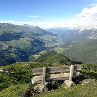 Auf dem Crap Putèr mit Blick in Richtung Schloss Tarasp und Scuol.