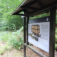Informationstafel mit Wanderzeichen am Fürstenstollen