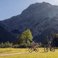 Mountainbiker am Weg zur Gramai Alm