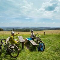 2 Biker bei der Rast mit Aussicht auf die Medebacher Bucht