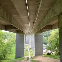 Dystopische Geräuschkulisse, wenn die Autos über die Dehnungsfugen der Brücke brettern..