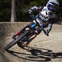 Kind in Mountainbike-Steilkurve