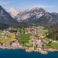 Pertisau am Achensee liegt am Westufer des Achensees, direkt am Fuße des Naturpark Karwendel, dem größten Naturpark Österreichs.
