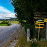 Ausgangspunkt Parkplatz - Weg links runter