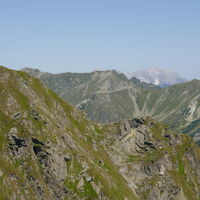 auch das Hochtor lässt sich blicken - Schnee am Schneelochsteig...