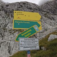 Wegweiser am Einstieg zum Klettersteig