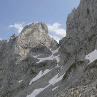 wir kommen dem Törl näher, wir entscheiden uns später das Schneefeld rechts am Fels zu umklettern