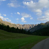 gemütlich gehts dann über die Straße aus dem Tal