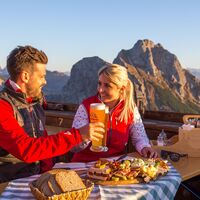 Brotzeit auf der Sonnenterrasse der Ostlerhütte