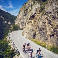 Radfahrer auf der schmalen Strasse ins Val d'Anniviers