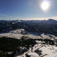 Am Gipfel des Einstein im Winter - Blick über das Tannheimer Tal