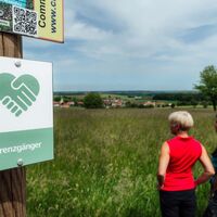 Wanderinnen auf dem Grenzgänger mit Blick auf Ormesviller
