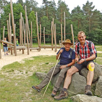 Wanderer auf Steinen beim Abenteuerspielplatz Großes Holz