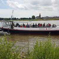 Rheinfähre Inseltreue B am Steiger in Grietherort