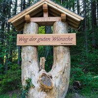 Eingangsportal zum Weg der guten Wünsche in Flachau
