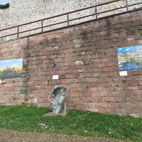 2 Gemälde der Freiluftgallerie mit einer Skulptur