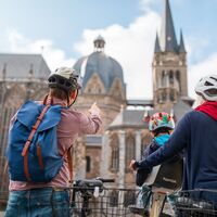 Radfahrer vor Aachener Dom