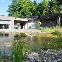 birdlife-naturzentrum-klingnauer-stausee-zentrum-mit-flachteich