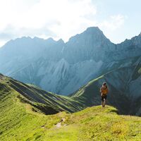 Wanderer im Aufstieg auf die Gehrenspitze - Leutasch.jpg
