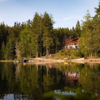 Möserer See im Frühling - Paar auf Liege vor Möserer Seestube von aus der Entfernung (1).jpg