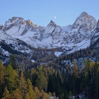 bei der Dolomitenhütte angekommen, geht dann der Mond oberhalb der Teplitzer Spitze auf - so kann ein Tag zu Ende gehen!