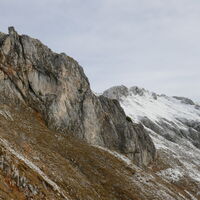 auch hier queren wir noch unterhalb der Felsen rechts vorbei