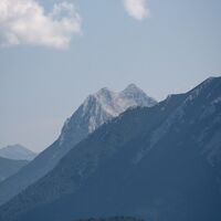 beim Aufstieg zum Gröbner Hals bietet sich ein guter Blick zum massiven Bergstock des Guffert