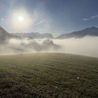 (Rück-)Blick nach links im Gegenlicht: Links Tennengebirge, das "V" ist der Pass Lueg, und rechts erhebt sich das Göll-Massiv.