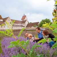 Kräutergarten mit Familie