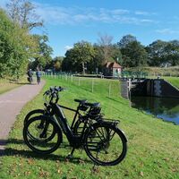 Fahrradtour auf der Auricher Rundtour an der Schleuse Wiesens