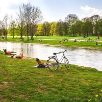 Menschen im Englischen Garten München