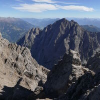 über Bänder gehts rechts unterhalb von Falkenturm, Rabenkopf und Kolmschartenkopf Richtung Osten um dann 180° links zum Hals abzuzweigen