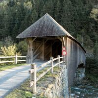 Die Holzbrücke bei Rueun ist die älteste gedeckte Holzbrücke des Kantons Graubünden