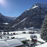 Blick auf Bödmen vom oberen Höhenweg