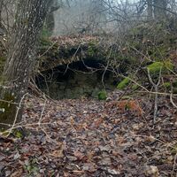 Altes Gemäuer neben dem Weg