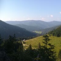 Arzbergalm und im Hintergrund Roßbrand mit Sender