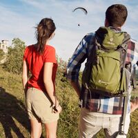 Wanderer beobachten einen Paraglider auf dem Großen Hörselberg bei Eisenach