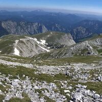 Panoramafoto vom Hochschwab Ri n/nw/ö - von links Riegerin (Spitze), weiter hinten Kräuterin und vorgelagerte Tünach mit Gipfeln, zum massiv gehörender Siebenbrunner Kogel, Am Tremmel, Schiestlhaus, darüber der Ringkamp, Hutkogel, Wetterkogel