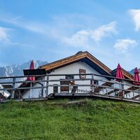 Wettersteinhütte im Sommer - Perspektive von unten mit Wettersteingebirge im Hintergrund.jpg