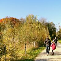 aue-chly-rhy-familie-spaziert-auf-wanderweg