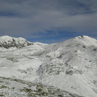 links der Hochschwab, rechts der Karlhochkogel vom Mühlbachkogel aus gesehen